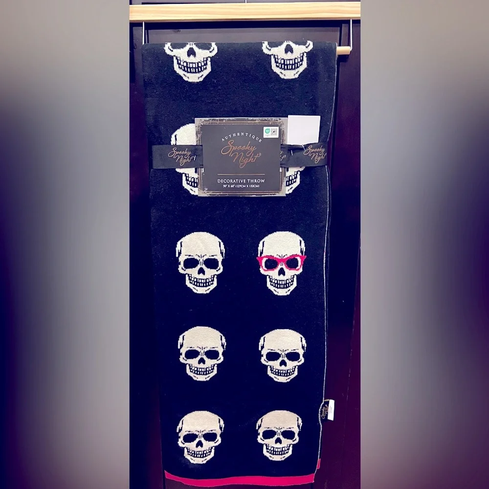 Spooky night reversible Skull blanket